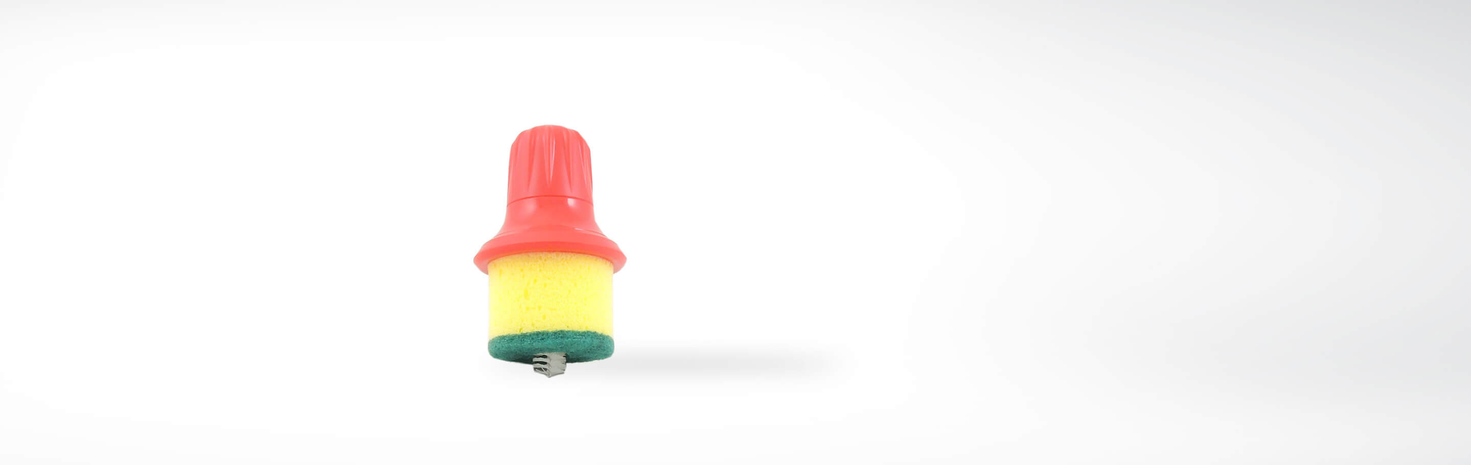 Ein Reinigungswerkzeug mit einem gelben Schwamm, einem roten Griff und einer grünen Scheuerseite