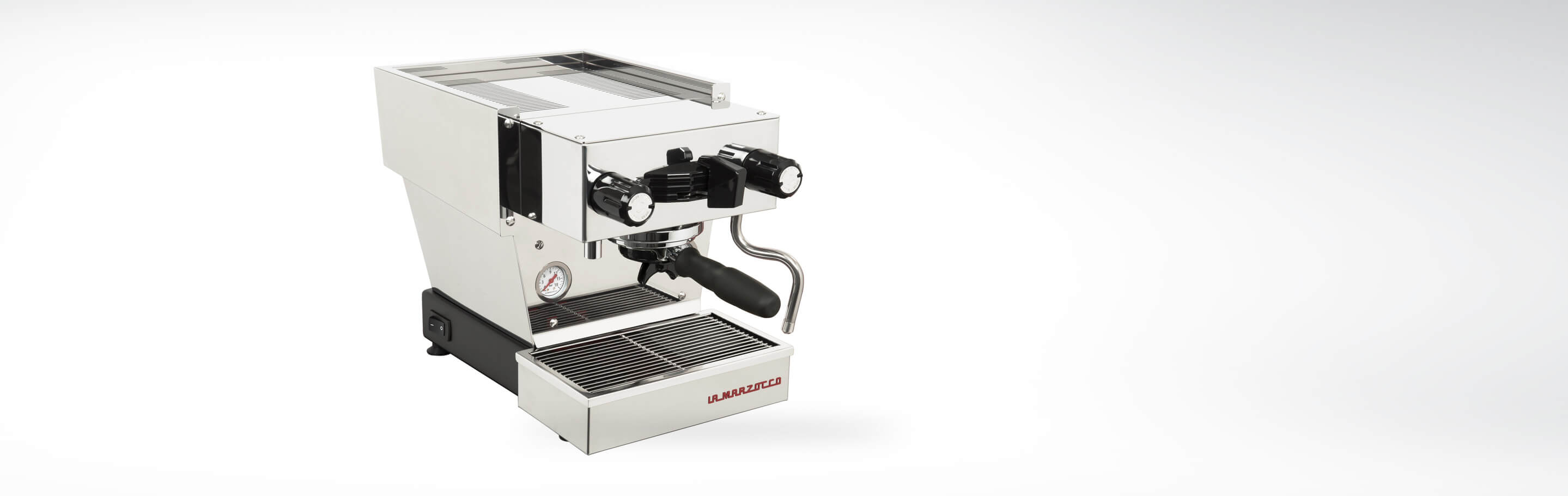 Silberne La Marzocco Espressomaschine auf weißem Hintergrund