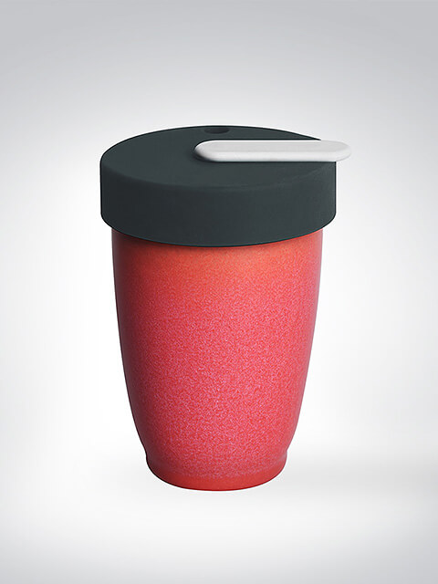 Roter Reisebecher mit schwarzem Deckel und einem weißen Griff auf einem grauen Hintergrund