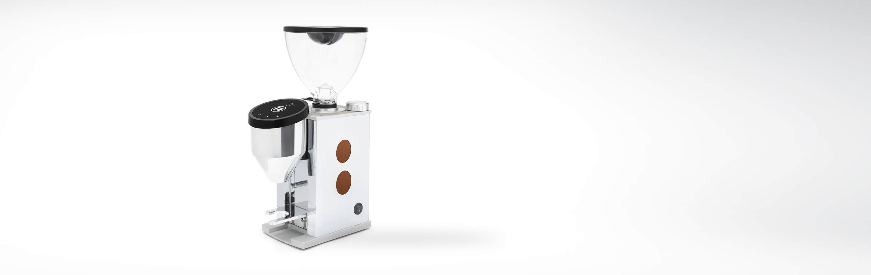 Minimalistische Kaffeemühle mit transparentem Bohnenbehälter und silbernem Gehäuse vor weißem Hintergrund