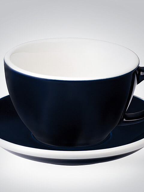 Eine stilvolle schwarze Teetasse auf einer passenden Untertasse, ideal für Kaffee- oder Teegenuss.