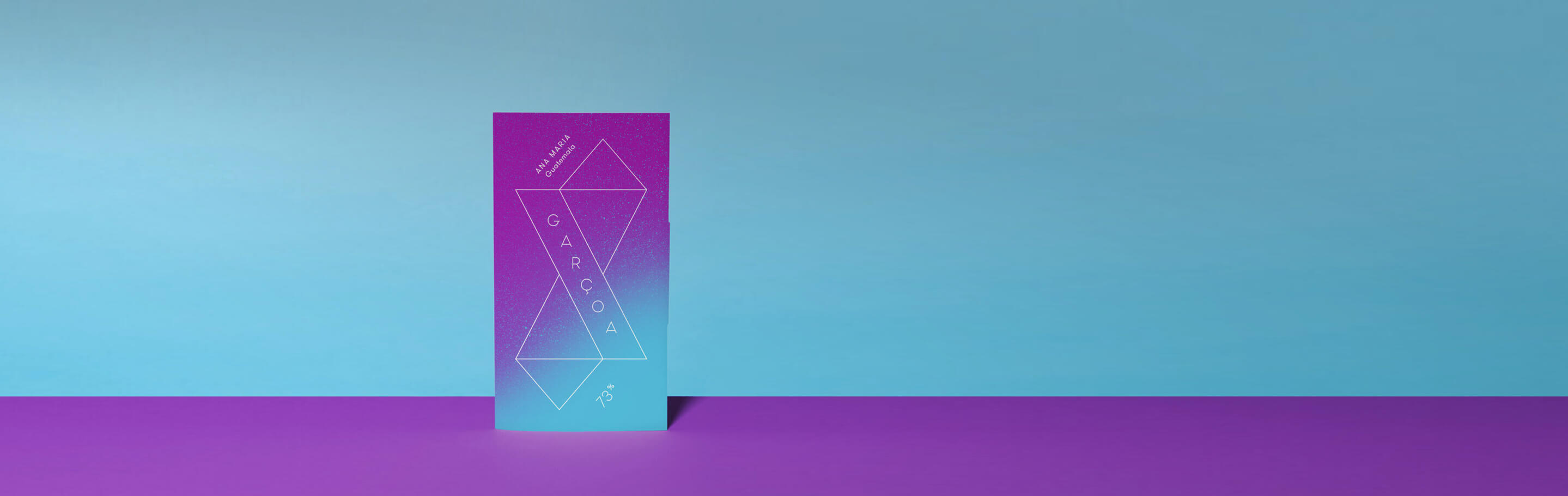 Schokoladenverpackung von Garçoa aus Guatemala mit geometrischem Design in Blau und Violett