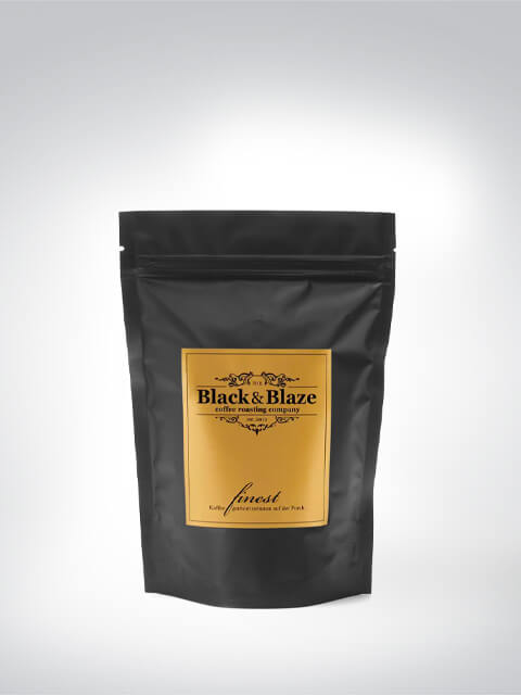 Verpackung von Black & Blaze Kaffeebohnen, schwarzer Beutel mit gelbem Etikett