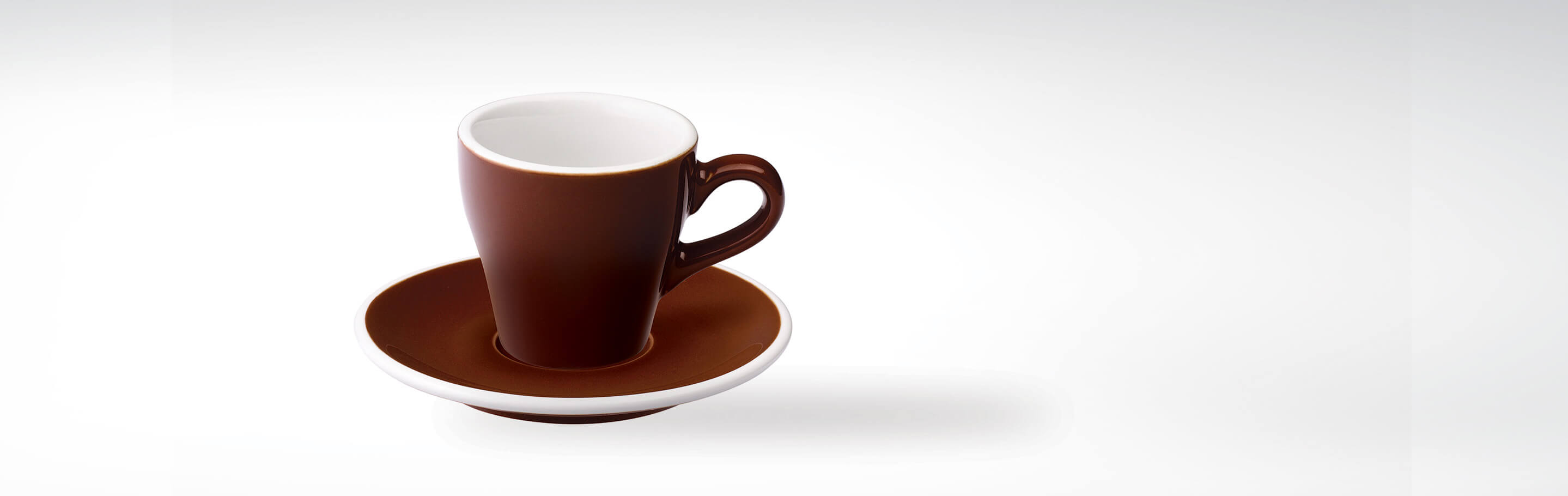 Braune Espressotasse mit passendem Unterteller aus Porzellan