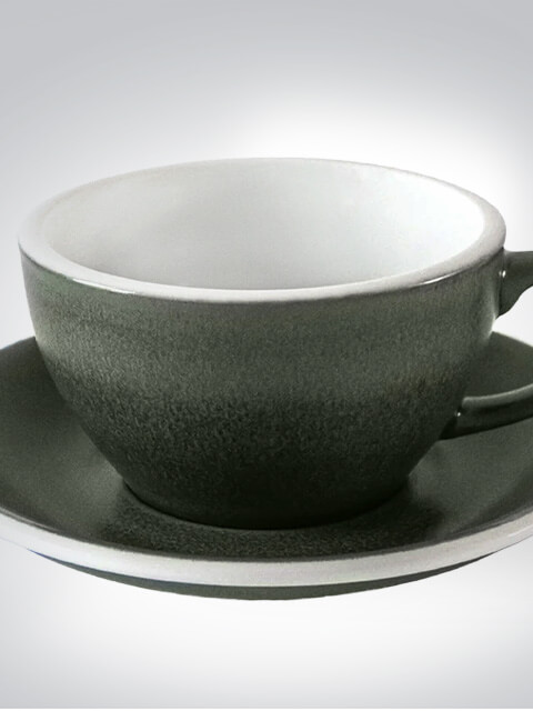 Graue Kaffeetasse mit passender Untertasse auf weißem Hintergrund