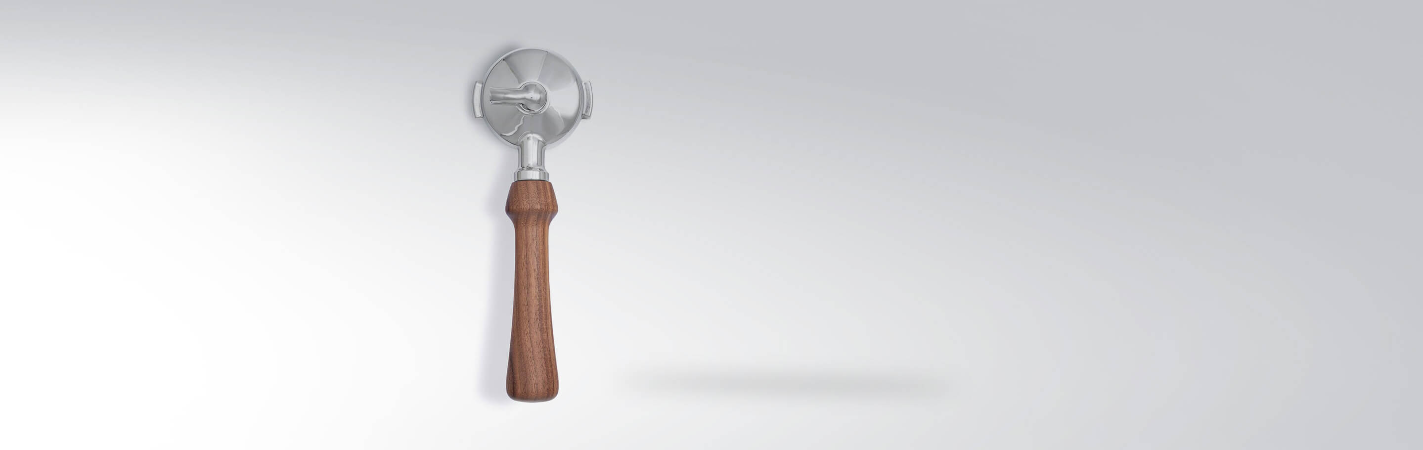 Ein Pizzaschneider mit einem ergonomischen Holzgriff und einem scharfen Edelstahlrad, optimal für das schnelle Schneiden von Pizza.