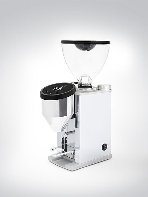 Elektrische Kaffeemühle mit silbernem Gehäuse und transparentem Bohnenbehälter auf grauem Hintergrund