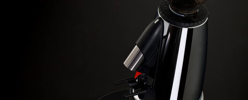 Nahaufnahme einer modernen schwarzen Espressomaschine mit Chromakzenten