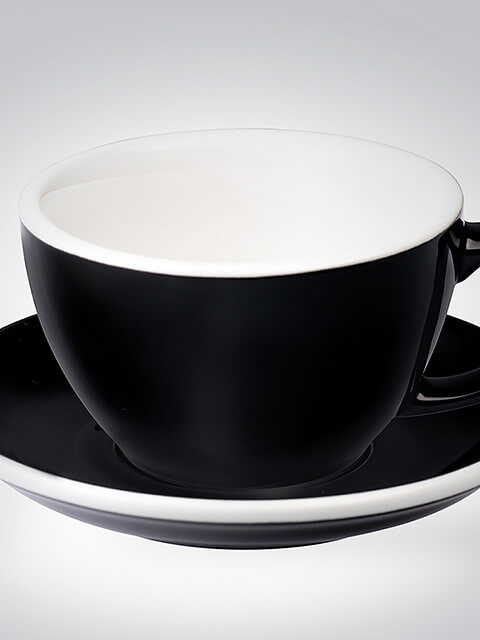 Schwarze Keramiktasse mit passender Untertasse, elegante und moderne Gestaltung