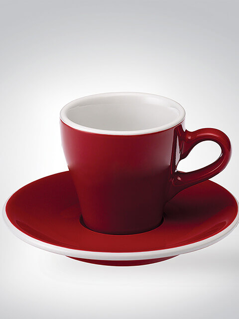 Rote Espressotasse auf passender Untertasse