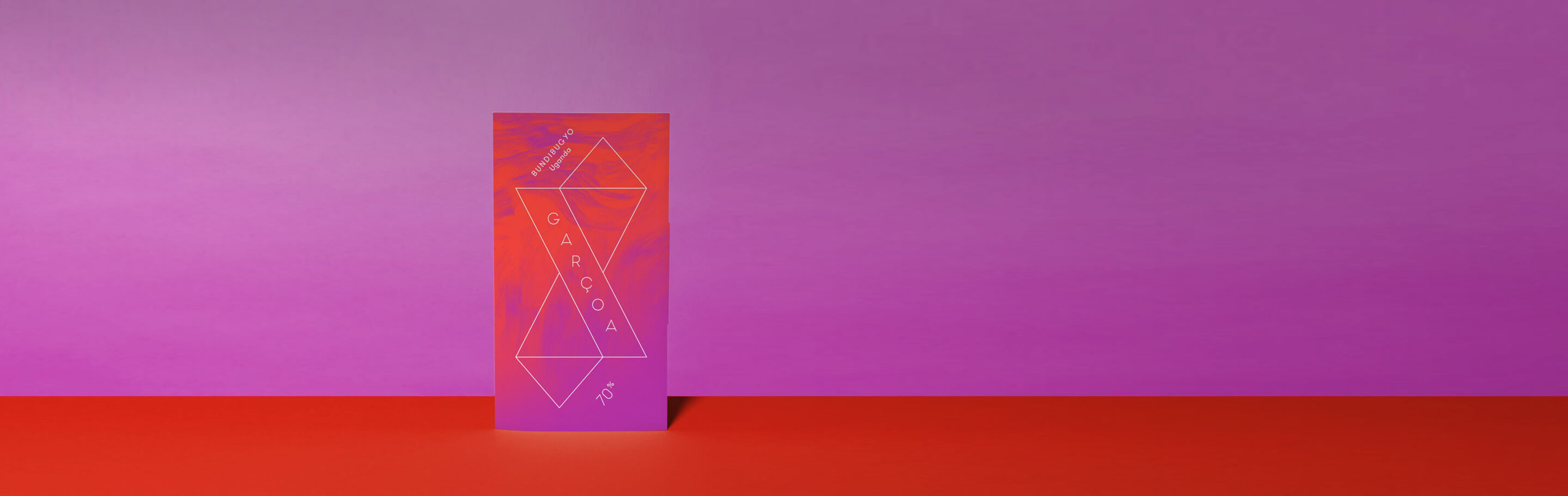 Eine Packung Garcoa Schokolade aus Bundibugyo, Uganda mit 70% Kakaoanteil vor einem violetten Hintergrund