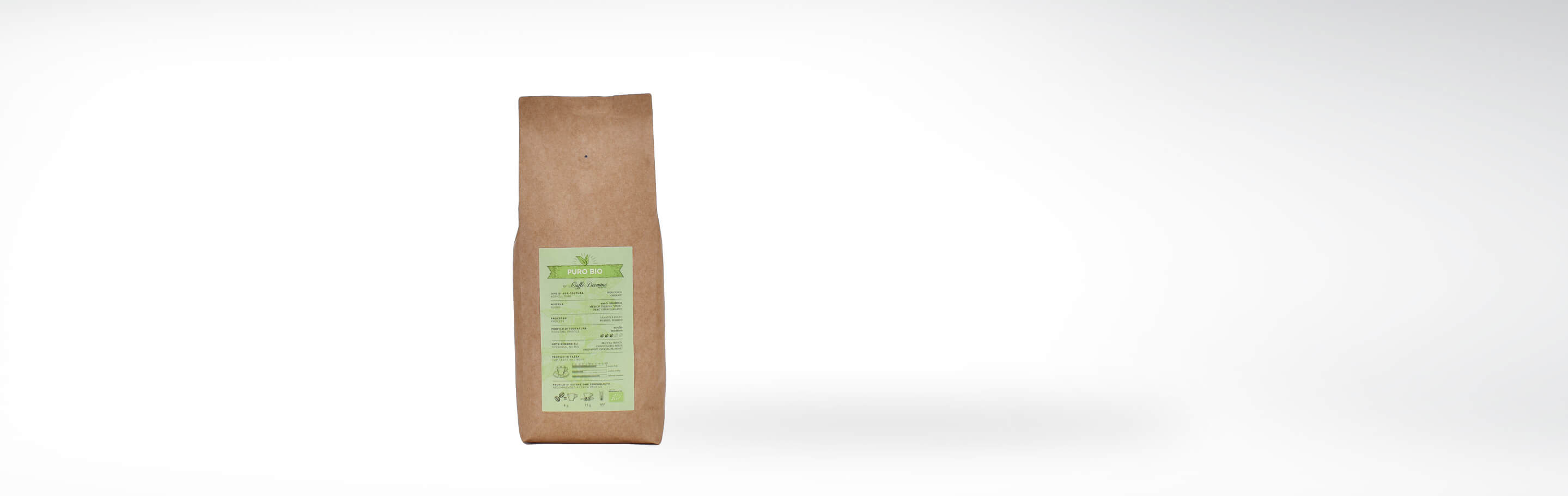 Eine braune Tüte mit einem Etikett für biologischen Kaffee im minimalistischen Design auf hellem Hintergrund.