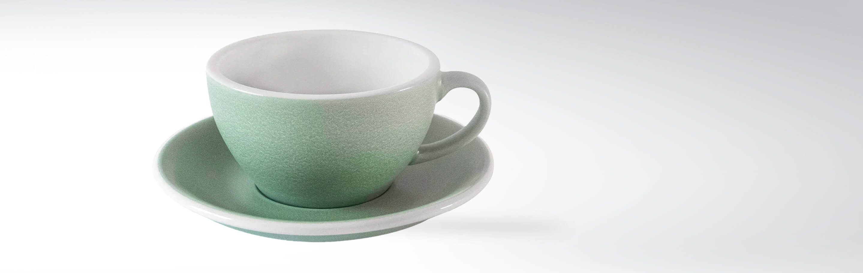 Grüne Keramiktasse mit passender Untertasse