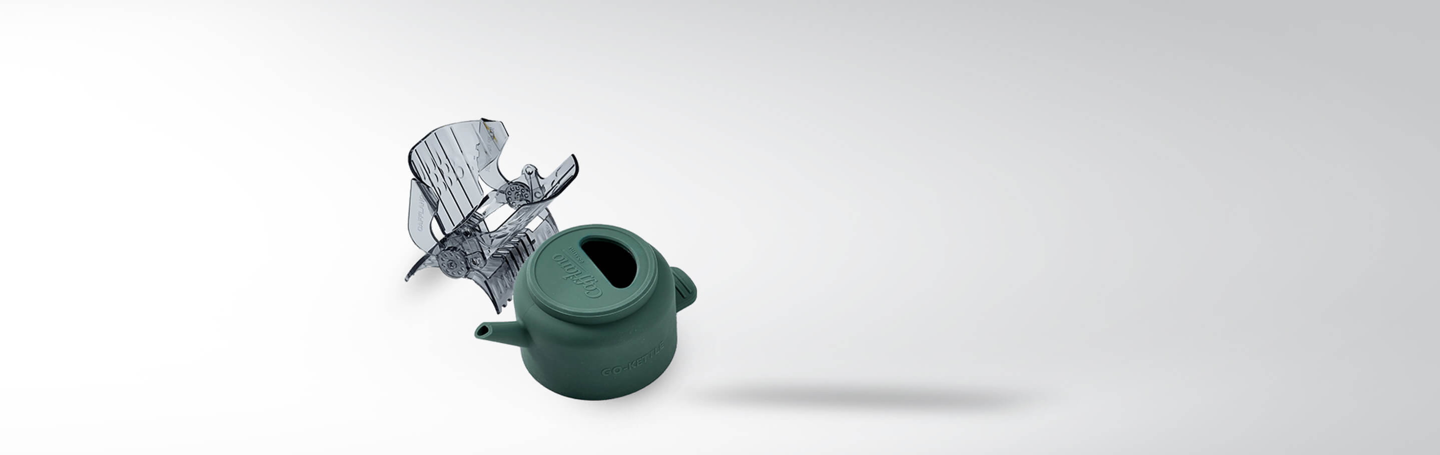 Faltbarer grüner Wasserkocher 'Go-Kettle' mit abnehmbaren transparenten Teilen auf weißem Hintergrund