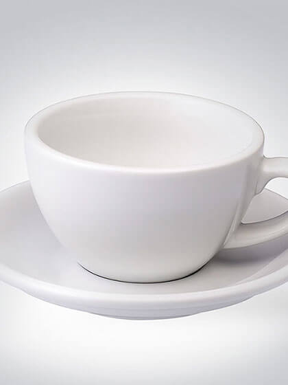 Weiße Porzellantasse mit passender Untertasse auf hellgrauem Hintergrund