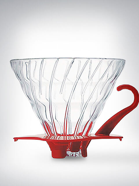 Ein transparenter Kaffeefilter mit einem markanten roten Griff, ideal für die manuelle Kaffeezubereitung.