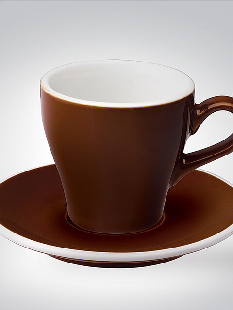 Braune Kaffeetasse mit Unterteller, modernes Design, auf weißem Hintergrund