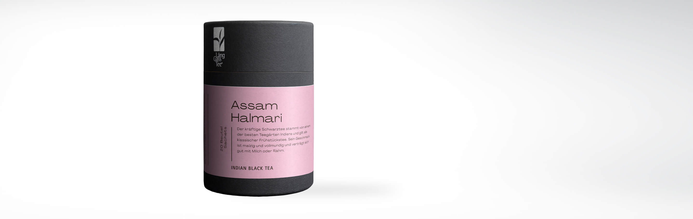Verpackung des Assam Halmari Schwarztees mit Beschreibung und rosa Etikett