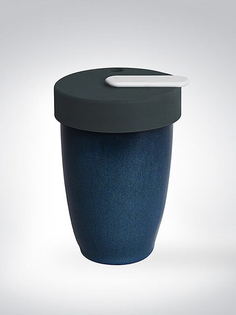 Blauer Keramikbecher mit dunklem Silikondeckel und weißem Trinkverschluss