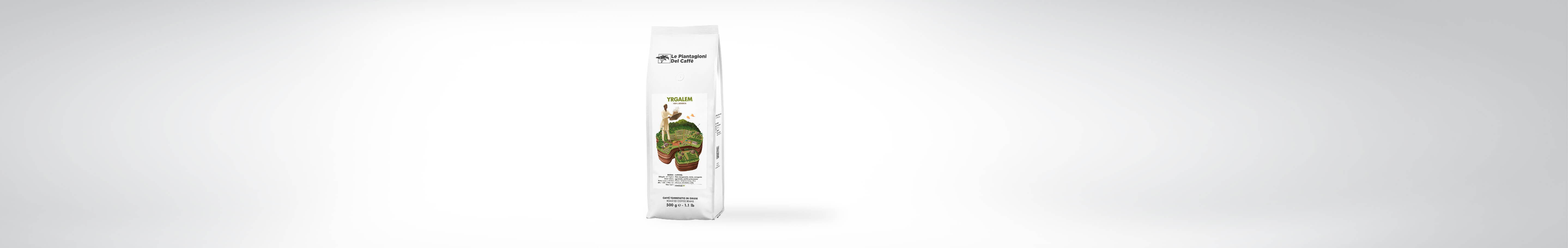 Eine 500g Packung Le Plantagen Kaffee Yirgacheffe mit einem aufgedruckten Motiv von Terassenfeldern und Bauern zur Kaffeeernte.