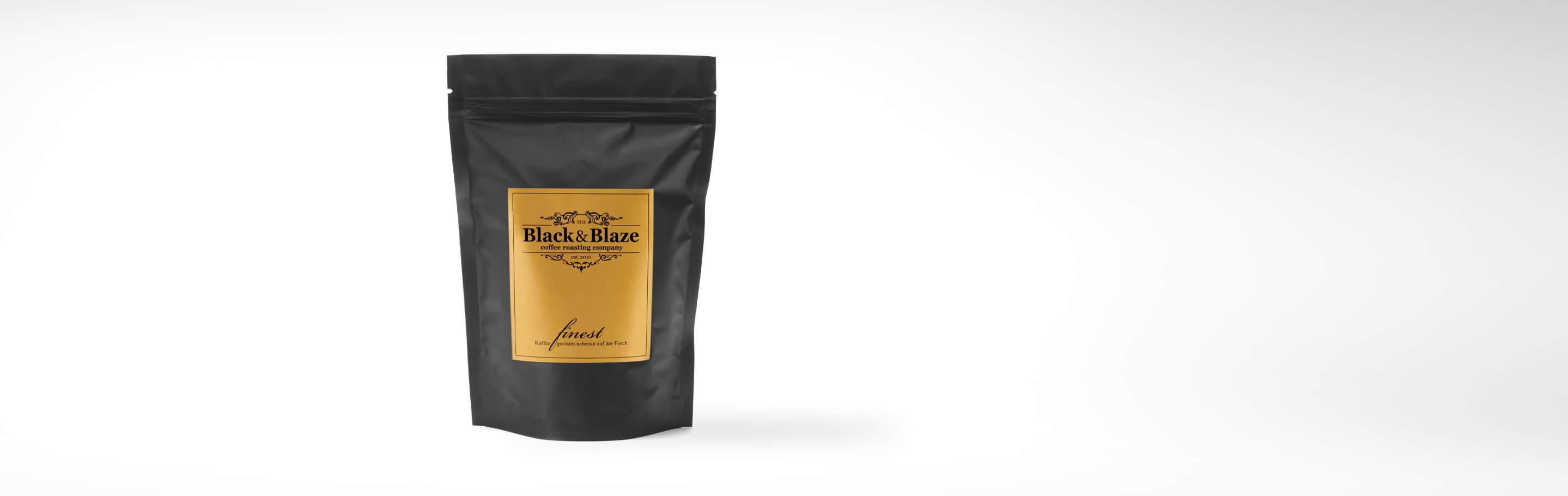 Packung von Black & Blaze Kaffee mit goldfarbenem Label