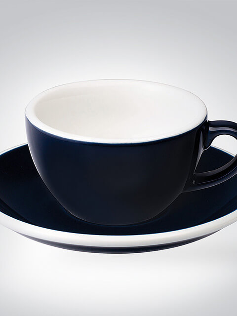 Schwarze Keramiktasse mit Untertasse auf weißem Hintergrund