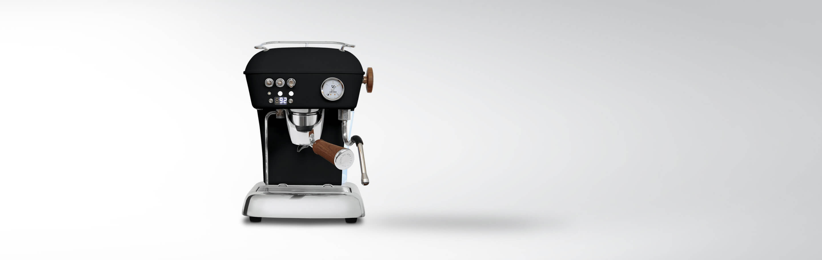 Schwarze Espressomaschine mit Bedienknöpfen und Dampfdüse, freigestellt vor weißem Hintergrund