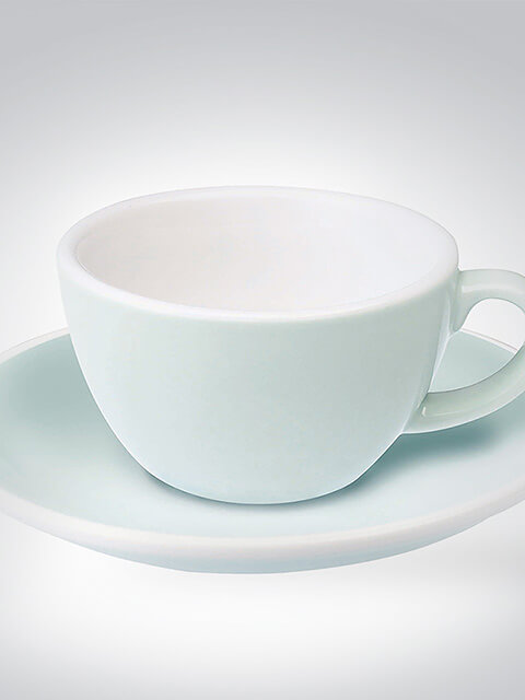 Weiße Kaffeetasse mit passender Untertasse auf neutralem Hintergrund