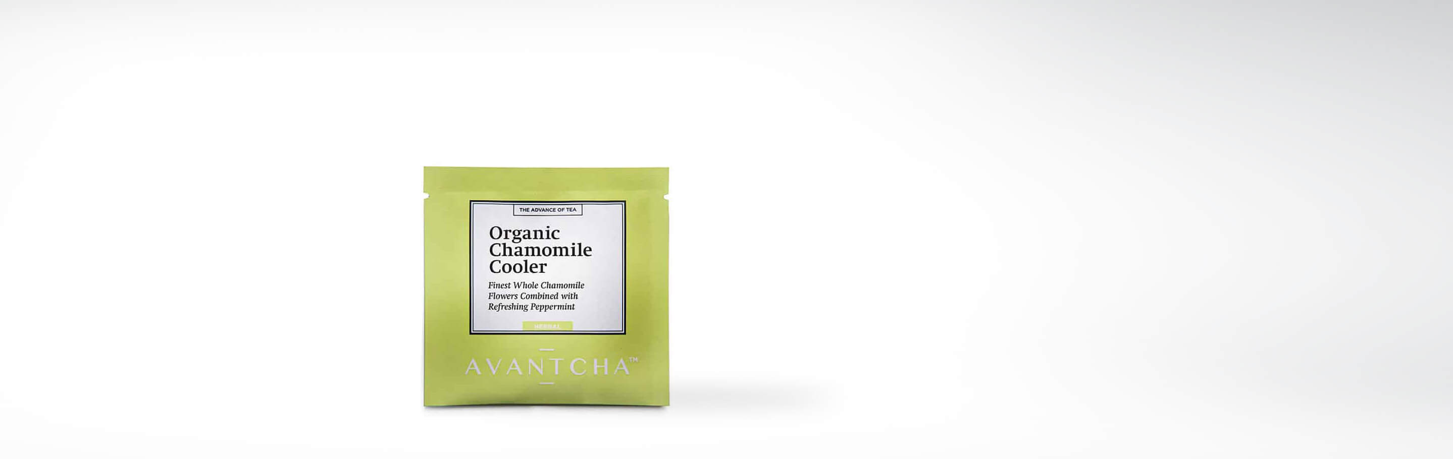 Packung AVANTCHA Organic Chamomile Cooler, ein Kräutertee mit Kamillenblüten und Pfefferminze