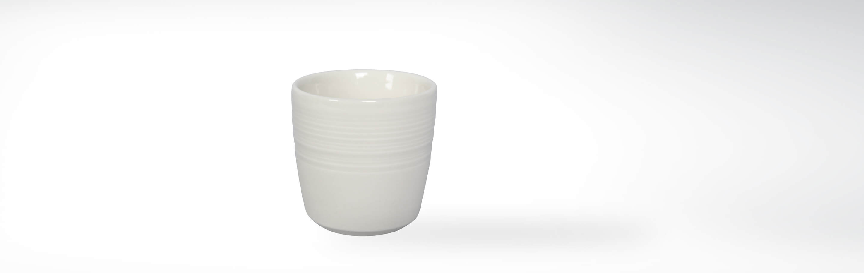 Schlichter weißer Keramikbecher auf weißem Hintergrund