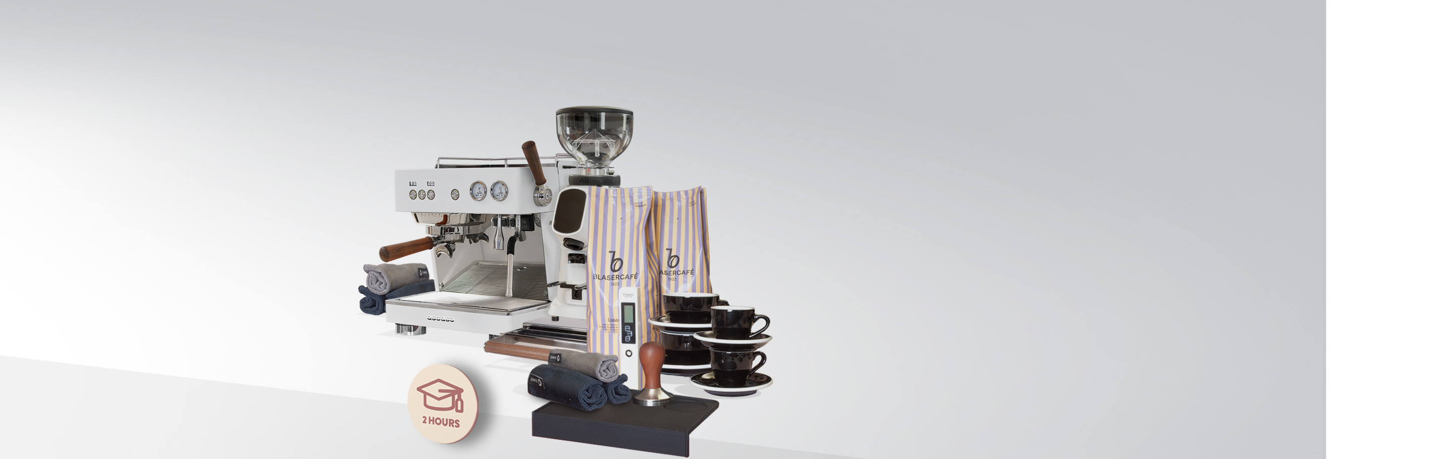 Barista-Set bestehend aus Espressomaschine, Kaffeebohnen, Tamper und Tassen