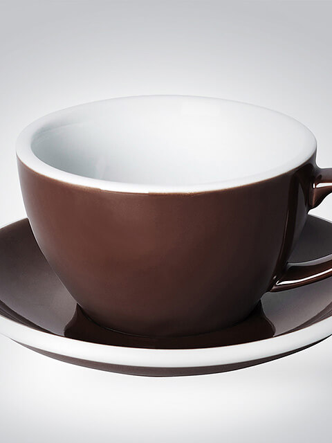 Braune Kaffeetasse mit Unterteller Eine braune Kaffeetasse mit passendem Unterteller auf weißem Hintergrund