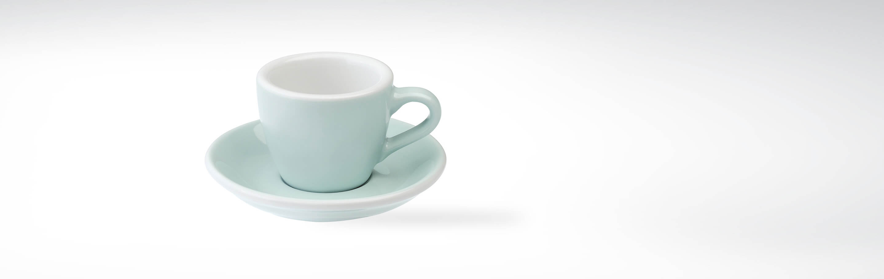 Pastellgrüne Kaffeetasse mit passender Untertasse