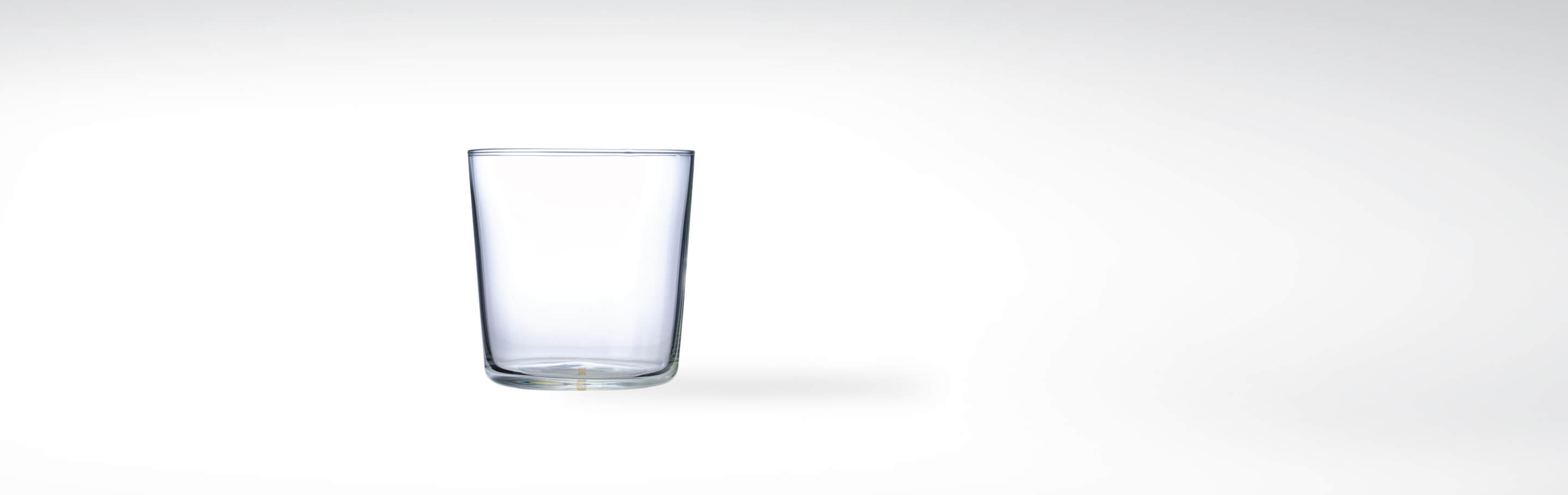 Klares Trinkglas mit 300 ml Fassungsvermögen auf weißem Hintergrund