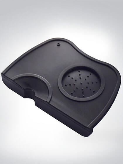 Schwarze Silikonmatte mit Aussparungen für Tamper und Siebträger