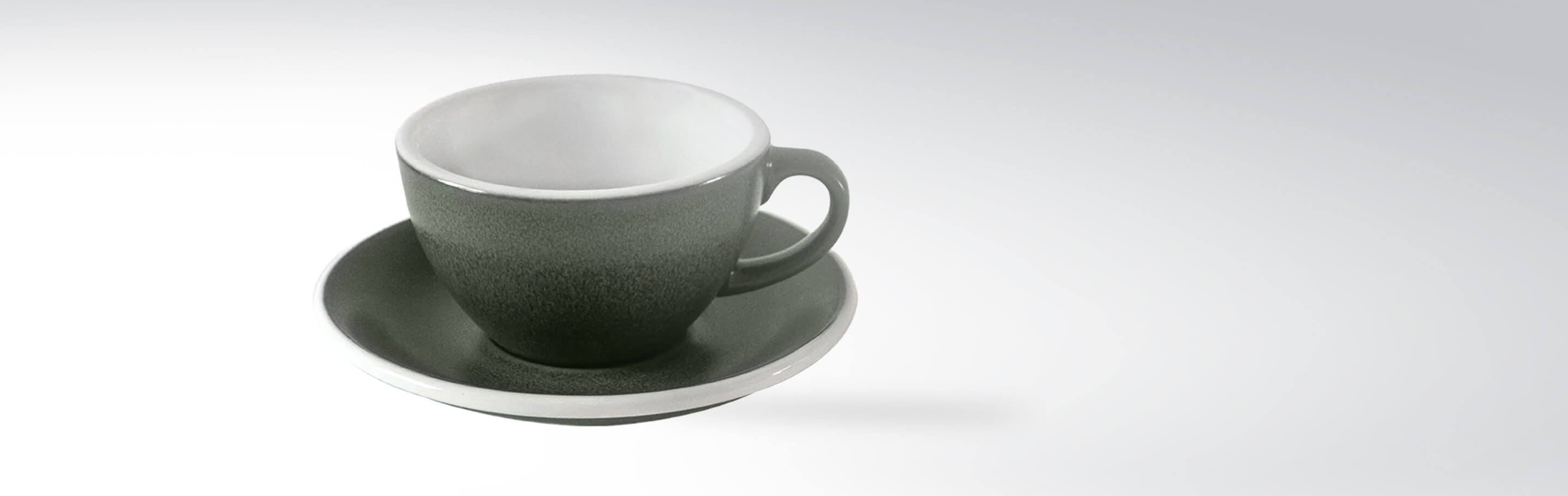 Eine elegante graue Tasse mit passender Untertasse, perfekt für Kaffee oder Tee.