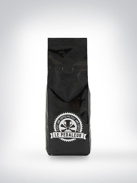 Schwarze Kaffeeverpackung von Le Pedaleur vor neutralem Hintergrund