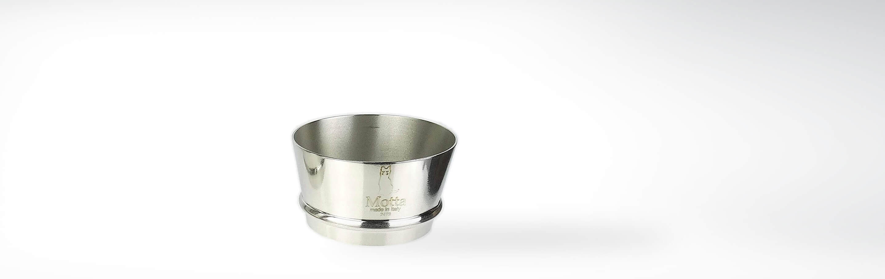 Kaffeedosierhilfe aus Edelstahl von Motta, Made in Italy, auf weißem Hintergrund