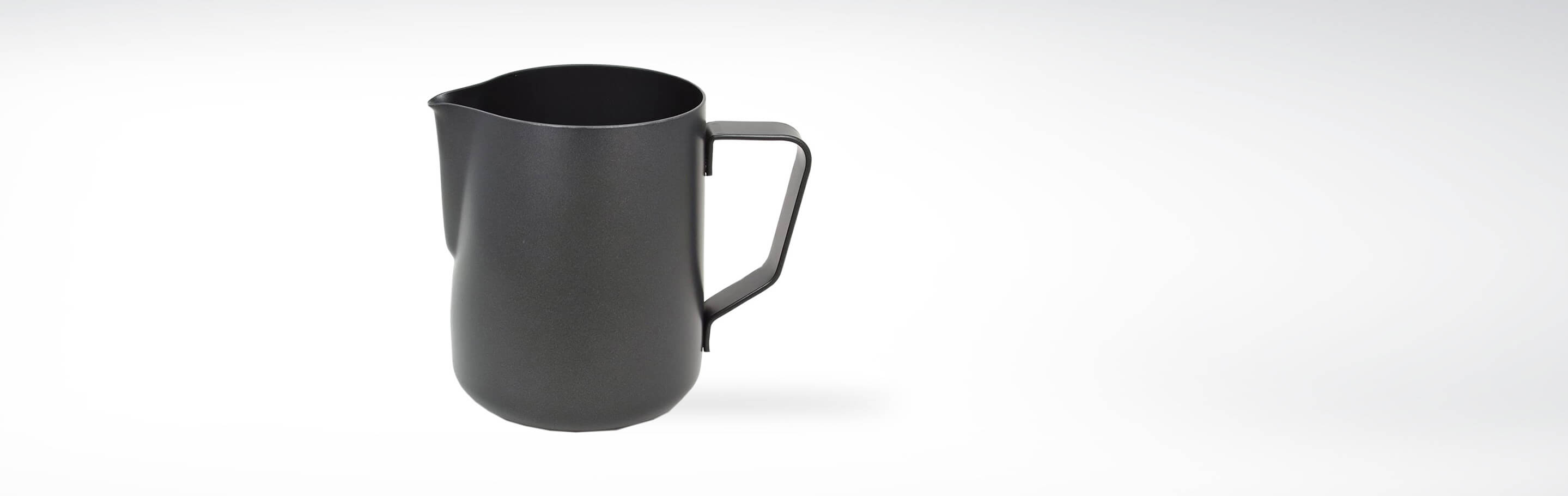 Ein schwarzer Milchaufschäumkrug aus Edelstahl mit Griff, auf weißem Hintergrund.