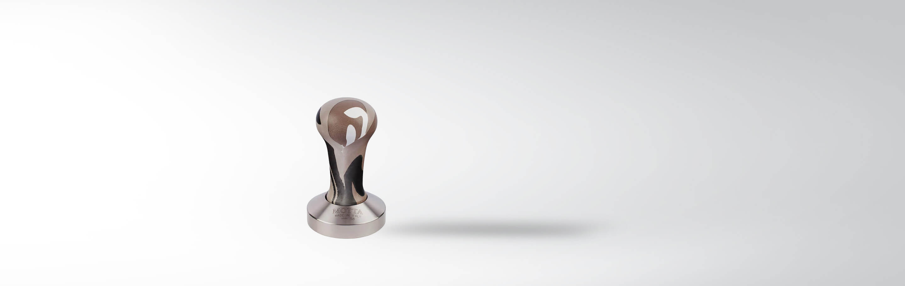 Ein hochwertiger Espresso-Tamper, aus Edelstahl gefertigt, auf hellem Hintergrund abgebildet.