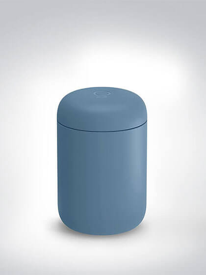 Blauer zylindrischer Vorratsbehälter mit Deckel auf hellem Hintergrund