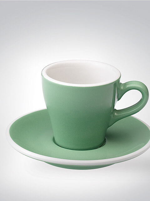 Espressotasse und Untertasse aus grünem Keramikmaterial