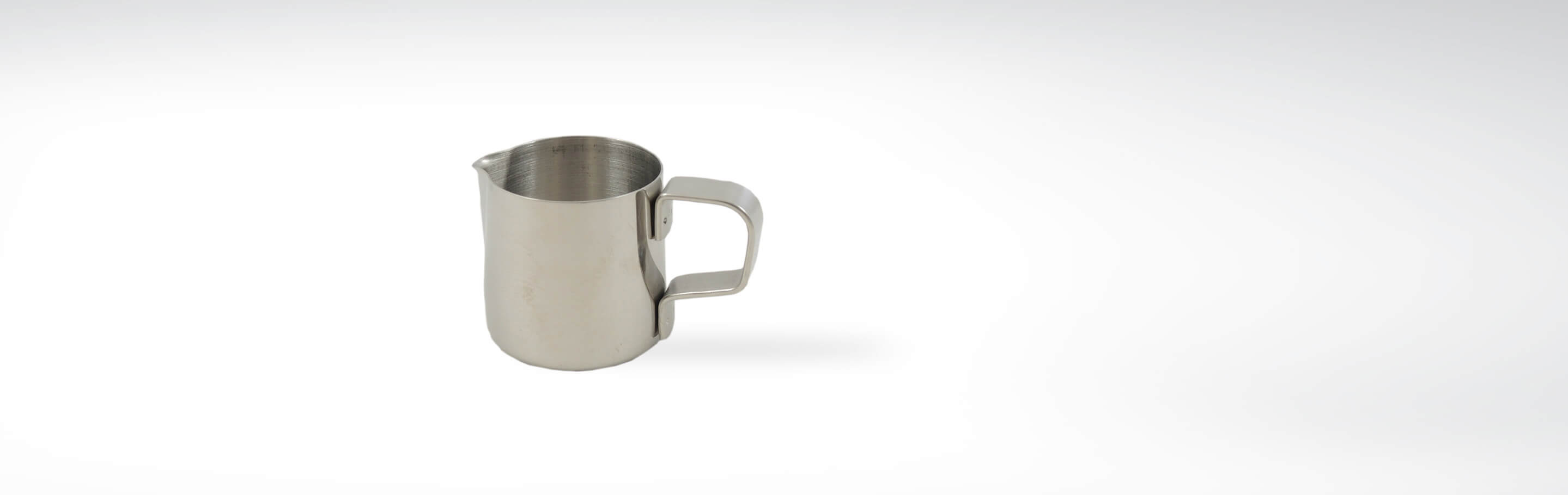 Ein silbernes Milchkännchen aus Edelstahl mit einem schlichten Design, 350ml Fassungsvermögen, auf weißem Hintergrund.