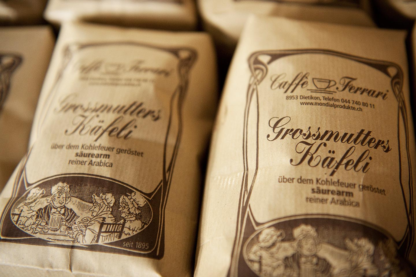 Verpackungen von Caffè Ferrari Grossmutters Käfeli, einem über dem Kohlefeuer gerösteten säurearmen Arabica-Kaffee