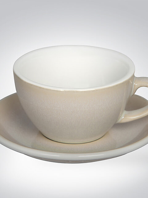 Beige Keramiktasse mit passender Untertasse, minimalistisches Design