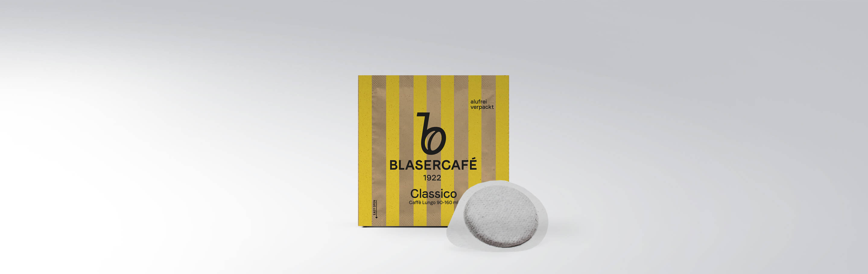 Alufrei verpackter Blasercafé Clásico 1922 Kaffeepad vor hellem Hintergrund