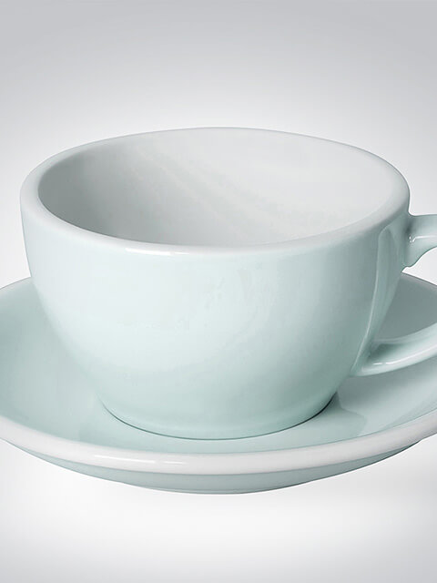 Elegante hellblaue Porzellantasse auf passendem Unterteller