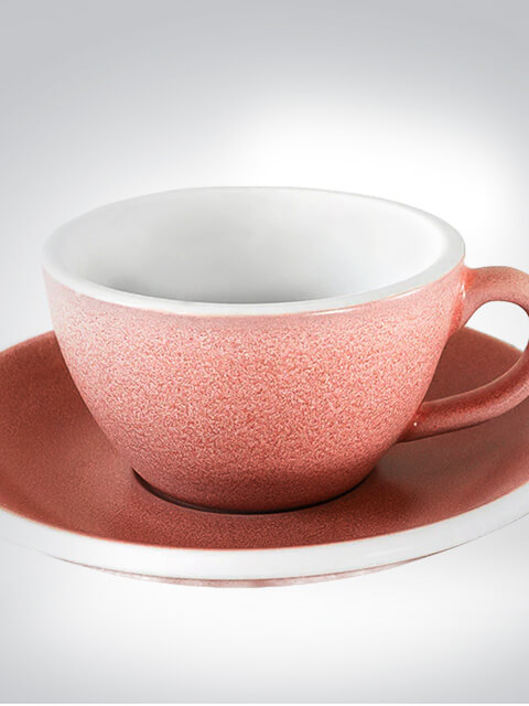 Rosa Kaffeetasse mit passender Untertasse auf weißem Hintergrund