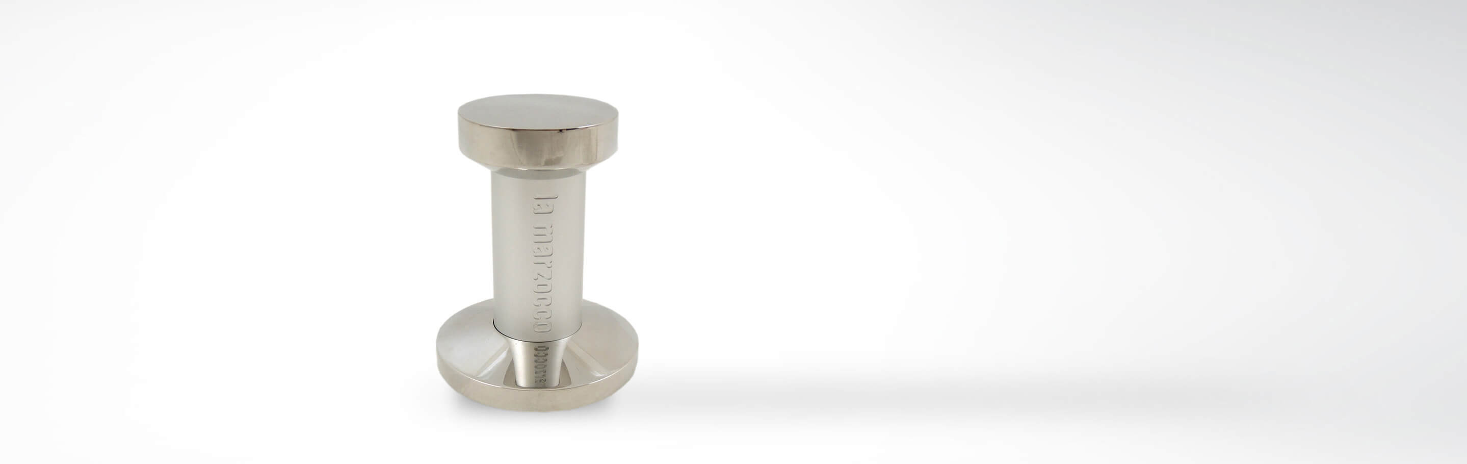 Ein La Marzocco Espresso-Tamper aus Edelstahl auf einem weißen Hintergrund
