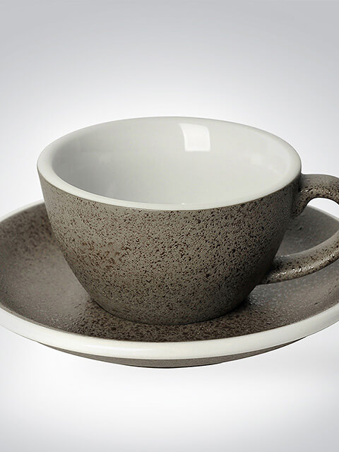 Graue Keramik-Kaffeetasse mit passender Untertasse, rustikales Design